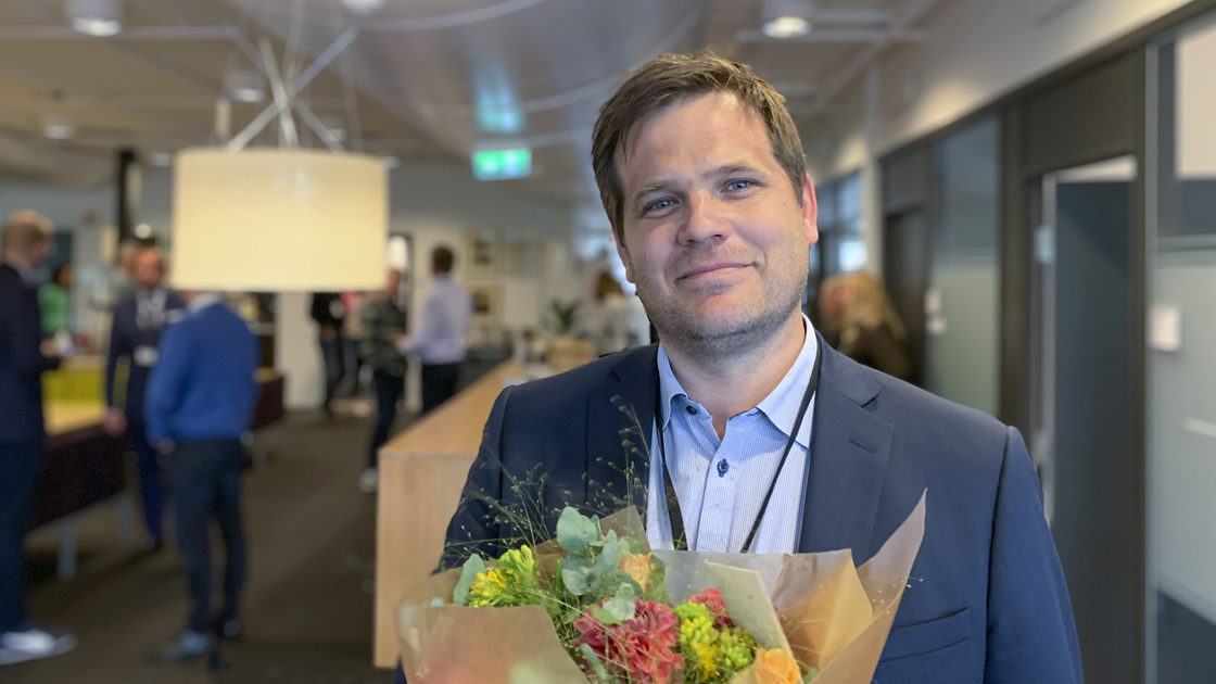 Jon Halvorsen med blomster i i Justis- og beredskapsdepartementet.