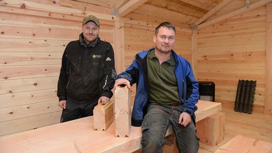 Adam Tessmann og Rune Sjørestad frå Riska Sagbruk ønskjer å satse på landbruksbygg i tre, og har utvikla eit byggekonsept for dette basert på lafteteknikk. 
