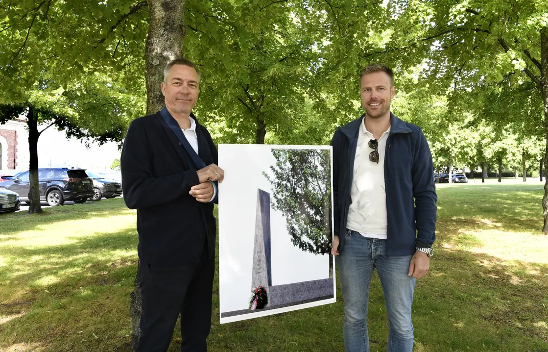 Forsvarsminister Frank Bakke-Jensen og prosjektleder i Forsvarsbygg, Kai Andre Jellum, ser frem til at det nye veteranmonumentet skal stå klart på Akershus festning til den 8. mai 2021.