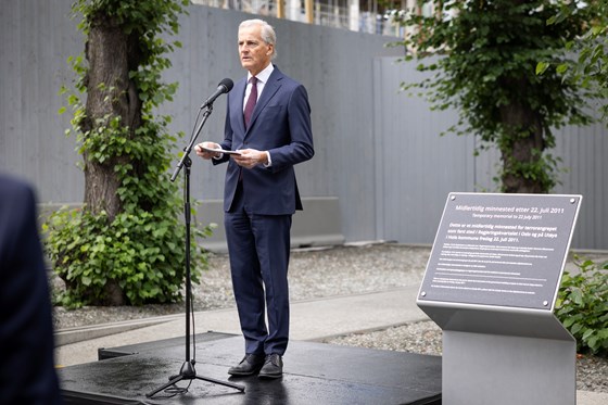 Statsminister Jonas Gahr Støres deltok på 12-års minnemarkering i regjeringskvartalet 22. juli 2023. 