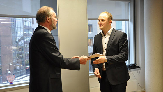 Landbruks- og matminister Jon Georg Dale mottok i dag rapporten om Forenkling av jordbruksavtalens virkemidler fra arbeidgruppens leder, fylkesmann Lars Sponheim