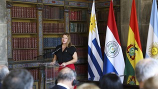 Næringsministeren holder tale under signeringen av handelsavtale mellom EFTA og MERCOSUR.