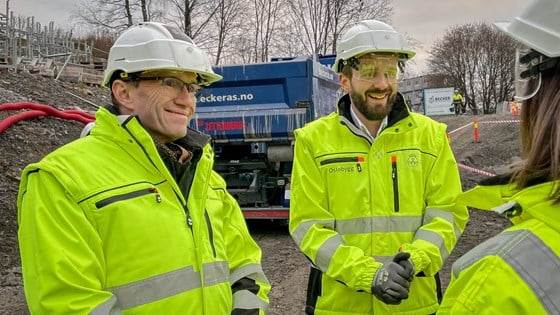 Klima- og miljøministeren og næringsministeren på byggeplass i Oslo