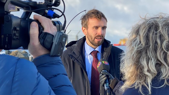 Næringsminister Jan Christian Vestre i intervjusituasjon med TV Haugaland