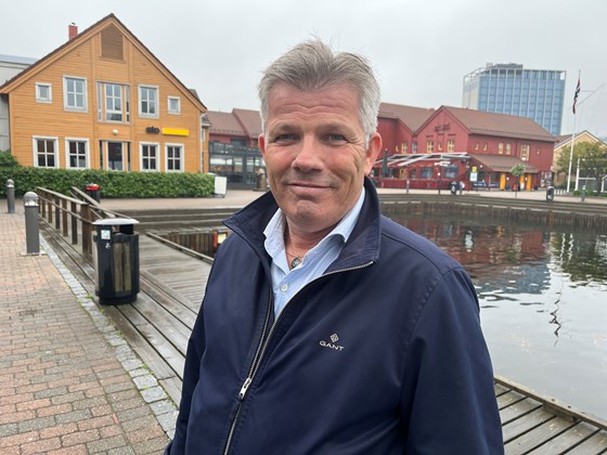 Fiskeri- og havminister Bjørnar Skjæran på brygga i Kristiansand. 