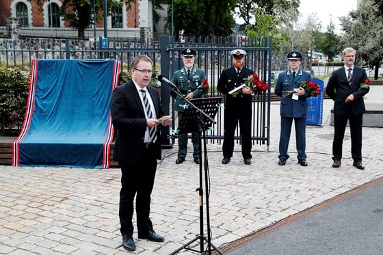 Forsvarsminister Bjørn Arild Gram holdt tale ved avdukingen.