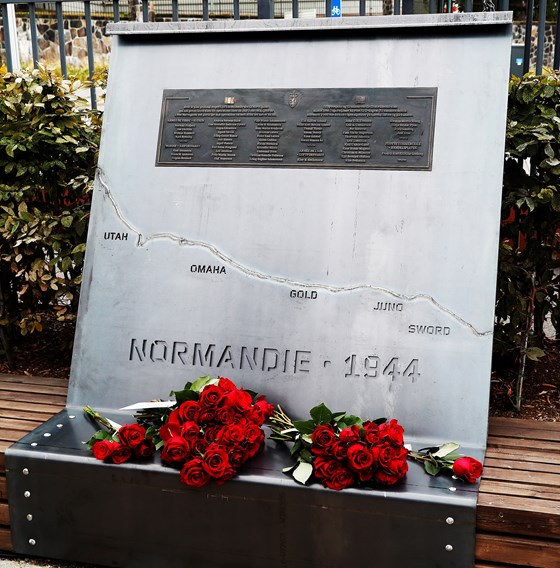 Navnene på dem som falt kan leses på det nye minnesmerket over norske krigsdeltagere i Normandie. 
