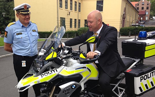 Justis- og beredskapsminister Anders Anundsen tester politiets nye motorsykkel
