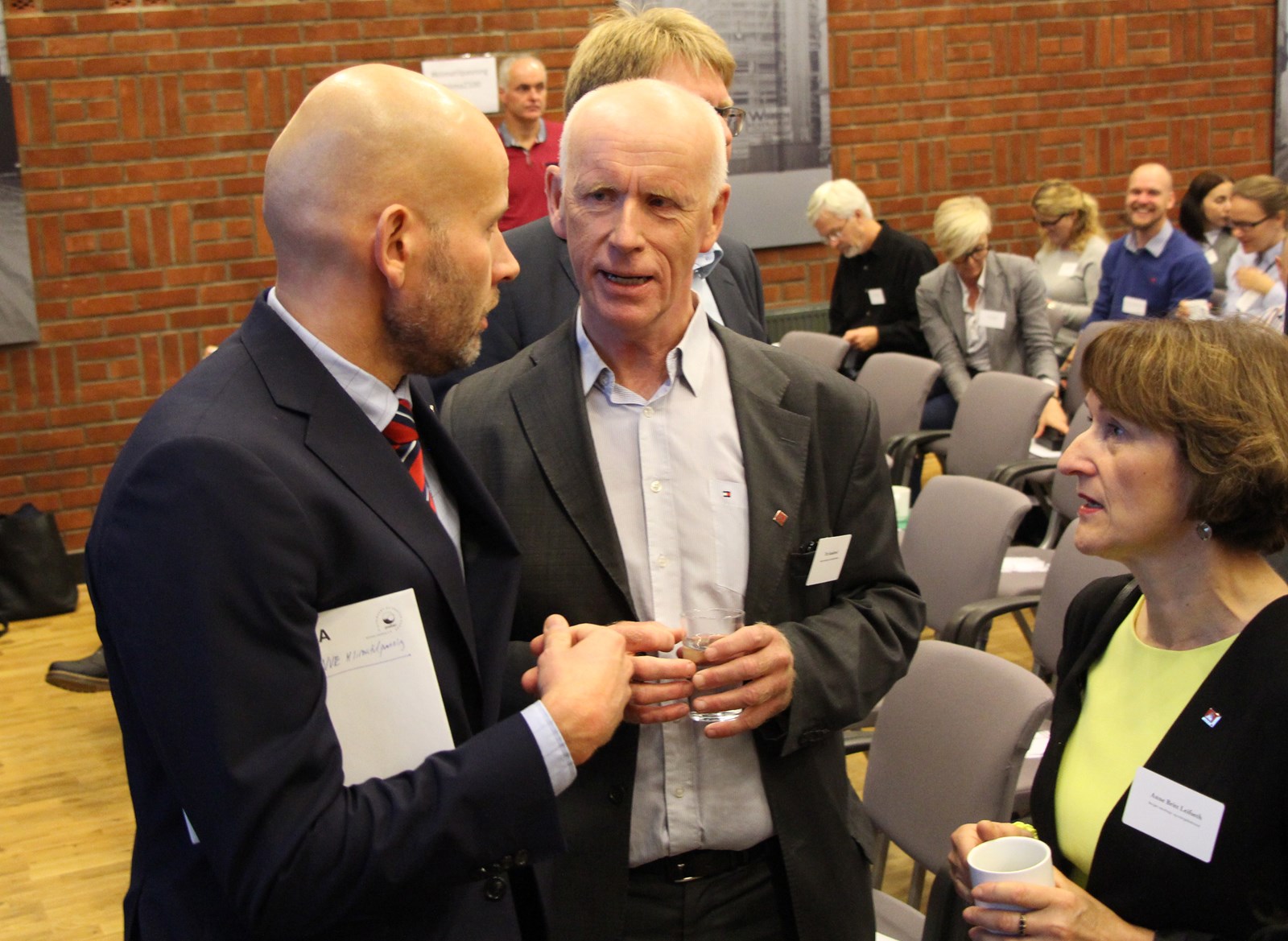 Olje- og energiminister Tord Lien i samtale med vassdrags- og energidirektør Per Sanderud (midten) og direktør i NVEs skred- og vassdragsavdeling Anne Britt Leifseth.