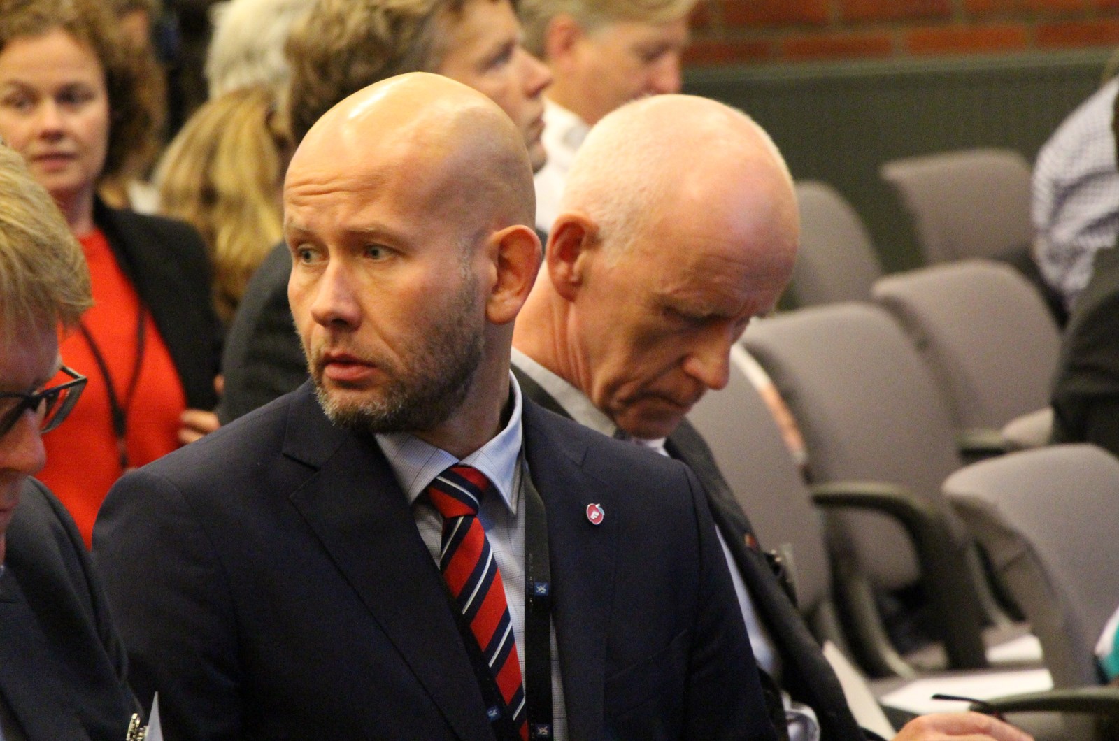 Olje- og energiminister Tord Lien under Klimatilpasningskonferansen. Til høyre vassdrags- og energidirektør Per Sanderud.