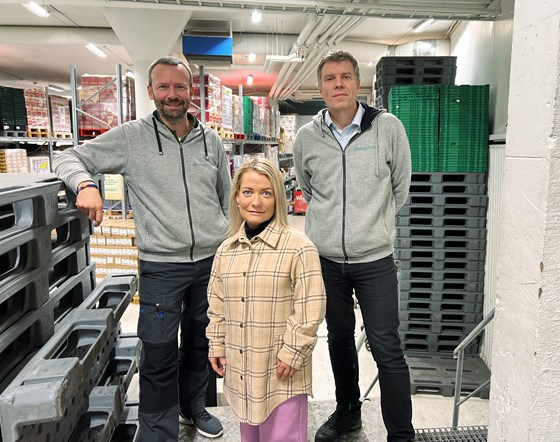 Landbruks- og matminister Sandra Borch besøker Matsentralen i Oslo. Fra venstre: styreleder Cristiano Aubert og daglig leder Per Christian Rålm. 
