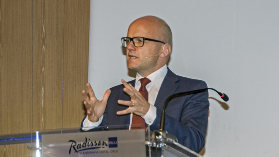 Statsråd Vidar Helgesen på talerstolen på konferansen EUIKT15