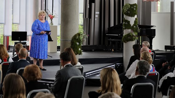 Statsminister Erna Solberg åpner Festspillene i Bergen. Står på scenen i Grieghallen.