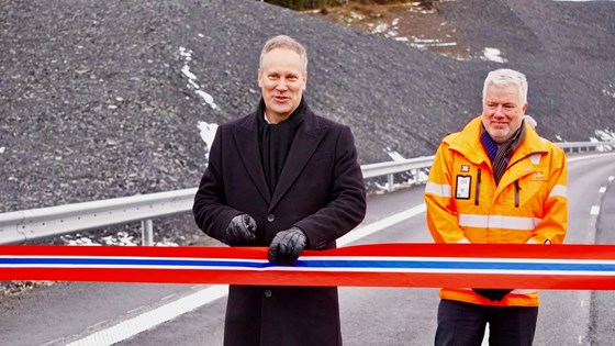 Samferdselsminister Jon-Ivar Nygård opnar Rv.4 Roa-Gran grense