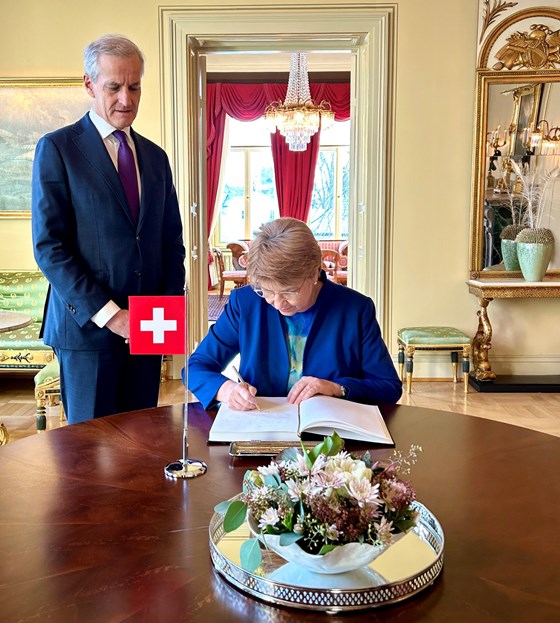 Sveits’ president Viola Amherd skriver i gjesteboken i regjeringens representasjonsanlegg.