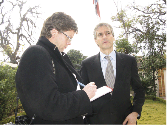 Figure 11.5 Minister of Foreign Affairs Jonas Gahr Støre speaking with Carsten Thomassen, a journalist from the Norwegian newspaper Dagbladet, in Kabul. Thomassen was killed in the attack on the Serena Hotel on 14 January 2008.
