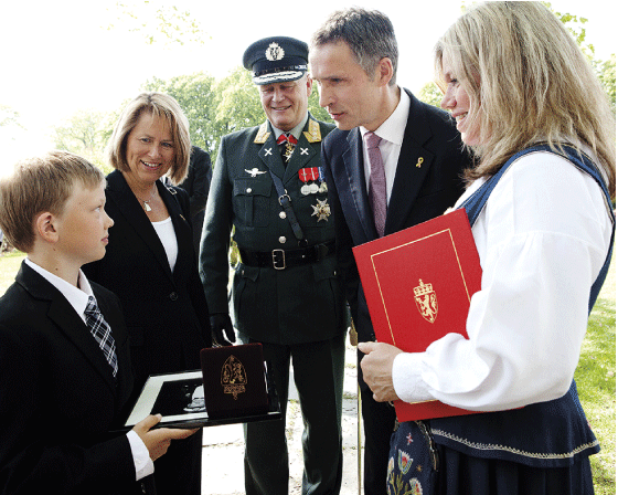 Figure 12.4 The War Cross with Sword was presented posthumously to Trond André Bolle at Akershus Fortress on 8 May 2011. Pictured are Håkon Bolle (the surviving son), Minister of Defence Grethe Faremo, Chief of Defence Harald Sunde, Prime Minister Jens Stoltenbe...