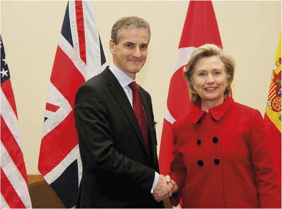 Figure 9.3 Minister of Foreign Affairs Jonas Gahr Støre and Secretary of State Hillary Clinton at their meeting in December 2009 
