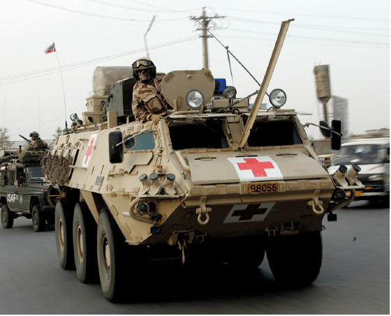 Figur 10.4 Bildet viser en pansret ambulanse av typen SISU med genferkors. Genferkorsene ble  fjernet fra slike kjøretøy i Afghanistan fra 2011.