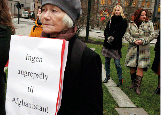 Figur 11.2 I november 2005 deltok SV-ere i Fredsinitiativets demonstrasjon foran Stortinget mot regjeringens beslutning om å sende fire norske F-16 jagerfly til NATO-styrken ISAF i Afghanistan.
