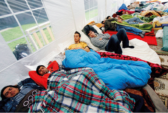 Figur 11.3 I mai 2005 sultestreiket en gruppe afghanske asylsøkere utenfor Domkirken i Oslo.  Sultestreiken fikk stor oppmerksomhet i norsk presse. De protesterte mot at norske myndigheter ikke fulgte FNs retningslinjer om retur til hjemlandet. Sultestreiken bi...