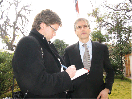 Figur 11.5 Utenriksminister Jonas Gahr Støre i samtale med Dagbladets journalist Carsten Thommasen i Kabul. Thommasen mistet livet i angrepet på Serena Hotel den 14. januar 2008.