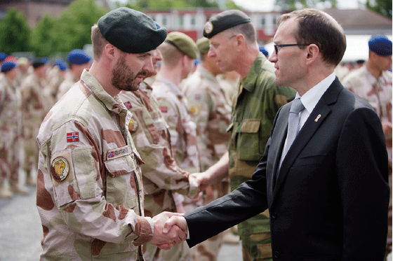 Figur 12.2 Forsvarsminister Espen Barth Eide takker de hjemkomne soldatene fra PRT 18 under en  medaljeseremoni på Akershus festning. 
