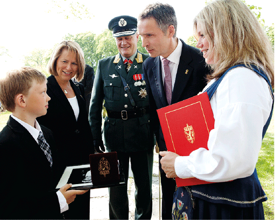 Figur 12.4 Krigskorset ble delt ut på Akershus Festning 8. mai 2011 post mortem til Trond André Bolle. Håkon Bolle (sønn av avdøde), forsvarsminister Grethe Faremo, forsvarssjef Harald Sunde, statsminister Jens Stoltenberg og Bjørg Gjestvang  (enke etter avdøde...