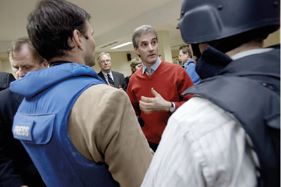 Figur 12.5 Utenriksminister Jonas Gahr Støre i samtale med pressen i tilfluktsrommet etter terrorangrepet på Serena hotel i Kabul 14. januar 2008. 
