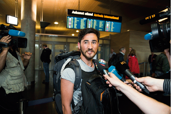 Figur 12.6 Den afghanske tolken Faizullah Muradi ankommer Gardermoen med flyet fra Roma, Italia, den 5. juni 2014. Han blir møtt av bl.a. pressen og flere veteraner fra Afghanistan. 
