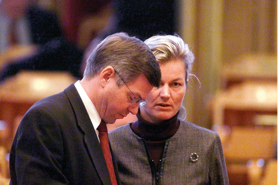 Figur 3.4 Statsminister Kjell Magne Bondevik og forsvarsminister Kristin Krohn Devold i Stortinget den 8. november, før redegjørelsen om situasjonen etter terrorangrepene den 11. september. Norge var innstilt på å støtte USA i «krigen mot terror».