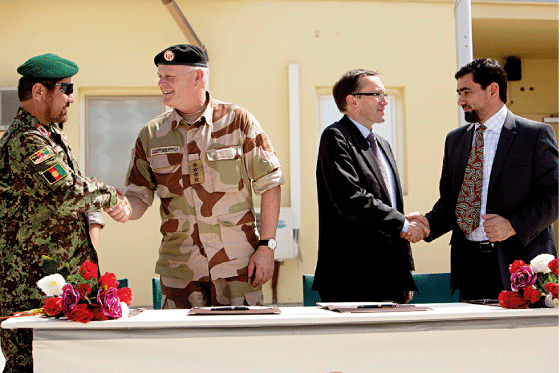 Figur 3.8 11. september 2012: Brigader Noor Mohammad Hamid, forsvarssjef Harald Sunde, forsvarsminister Espen Barth Eide og guvernør Ahmed Faizal Begzaad signerer avtalen for den afghanske overtakelsen av den norsk-ledede leiren i Maimana i Faryab provins. 
