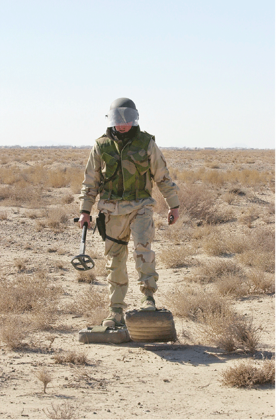 Figur 4.2 
Norges første operative avdeling i  Afghanistan var et EOD-lag med 16 mineryddere  og to mineryddingsmaskiner. Bildet er fra flyplassen i Kandahar.