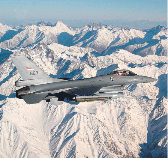 Figur 4.3 Norge sendte F-16 kampfly til både OEF og ISAF. Den 27. januar 2003 brukte norske kampfly bomber i en skarp operasjon for første gang siden andre verdenskrig.