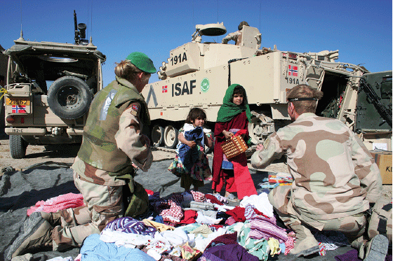 Figur 4.4 Norske soldater i Telemark Task Force, Kabul 2004. CIMIC var i denne perioden en del av oppdraget. Se boks 4.1.