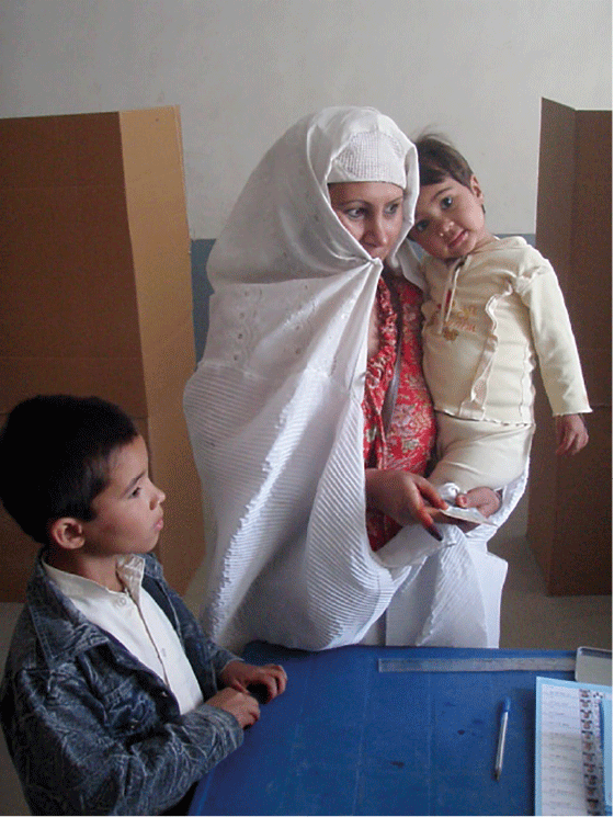 Figur 7.4 Gjennomføring av valg var politisk viktig og framsto som et tegn på graden av demokratisk utvikling. Samtlige valgrunder var imidlertid preget av juks. Norge kanaliserte primært sin støtte til FNs valgprogram, noe om har vært omdiskutert. Norge vektl...