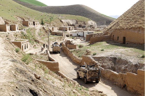 Figur 8.11 Norske politibidrag i Faryab: Sikkerhetssituasjonen gjorde det vanskelig for norske polititjenestemenn å ta seg rundt i provinsen for å lære opp afghansk politi. Bildet viser et politi-mentoreringslag på vei ut til distriktet Pasthun Kot. 