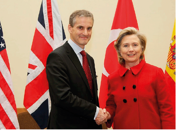 Figur 9.4 Utenriksminister Jonas Gahr Støre og hans kollega Hillary Clinton under deres møte i desember 2009. 
