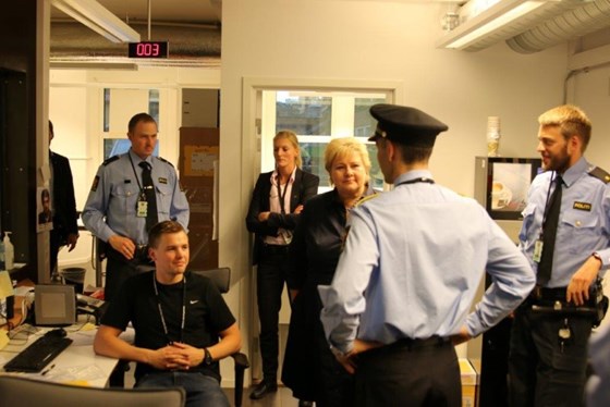 Statsminister Erna Solberg møter de ansatte som tar imot de mange asylsøkerne som banker på døren hos PU på Tøyen i disse dager. 