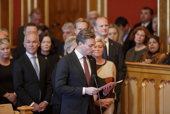 Henrik Asheim les melding om rikets tilstand