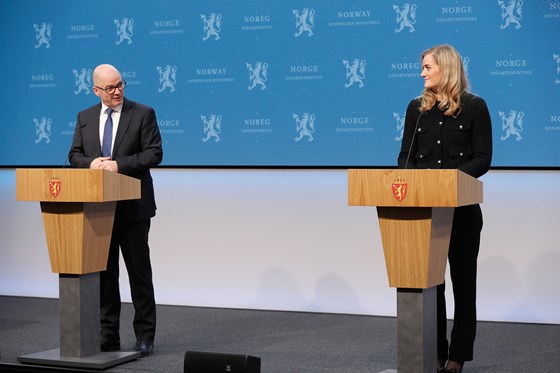 Justis- og beredskapsminister Enger Mehl og forsvarsminister Enoksen på pressekonferansen 11. februar 2022
