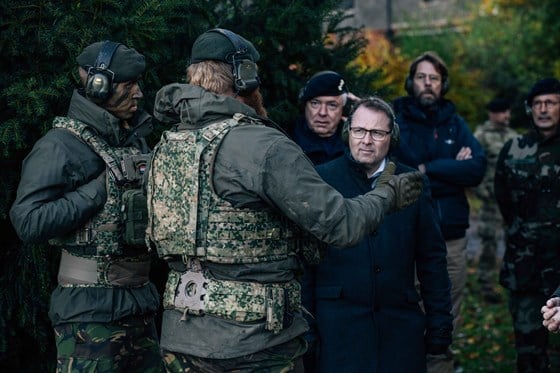 Forsvarsminister Bjørn Arild Gram besøkte norsk personell som bidrar til opptrening av ukrainske styrker i Storbritannia