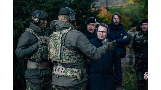Forsvarsminister Bjørn Arild Gram besøkte norsk personell som bidrar til opptrening av ukrainske styrker i Storbritannia