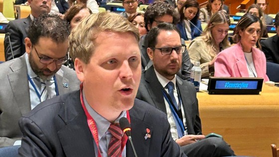 Aukrust taler under Høynvåmøtet om forsvar av demokratiet.