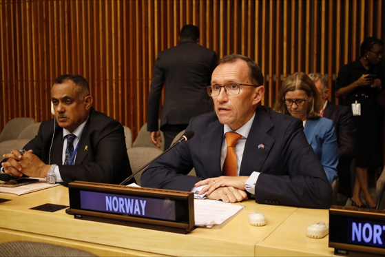 UMIN snakke i mikrofon