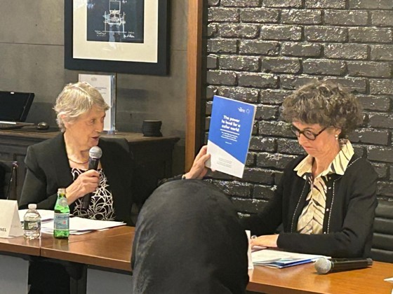 Helen Clark med mikrofon