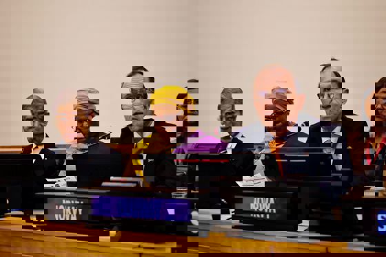 Utenriksministeren snakker inn i mikrofon