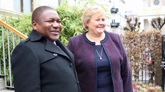 Mosambiks president Filipe Nyusi og statsminister Erna Solberg foran statsministerboligen.