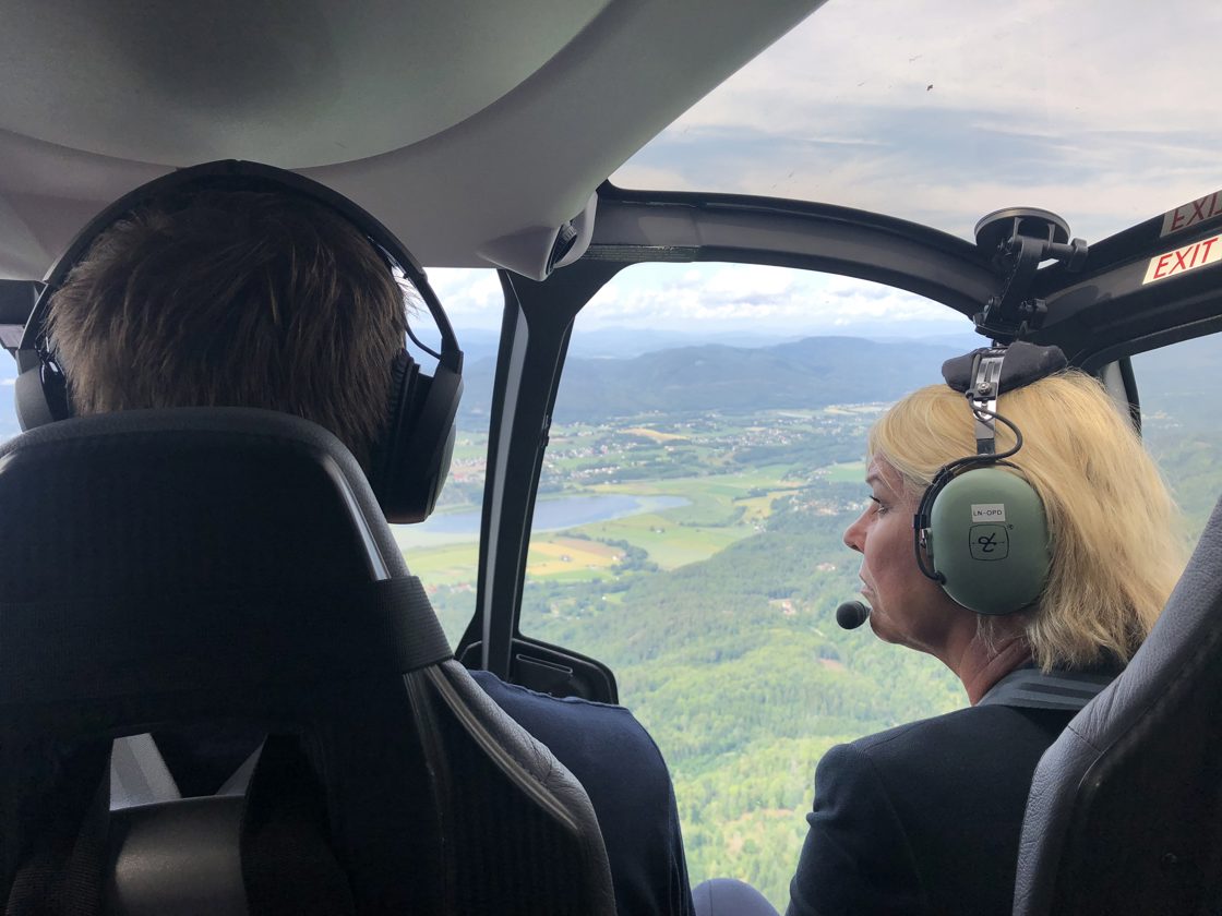 Monica Mæland i skogbrannhelikopter på vei til Bykle i Aust-Agder