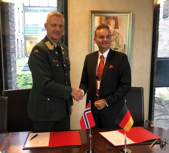 Kapabilitetsdirektørene i det tyske og det norske forsvarsdepartementet, generalløytnant Christian Badia og generalmajor Odd-Harald Hagen, har signert en intensjonsavtale om samarbeid innenfor militær romvirksomhet.